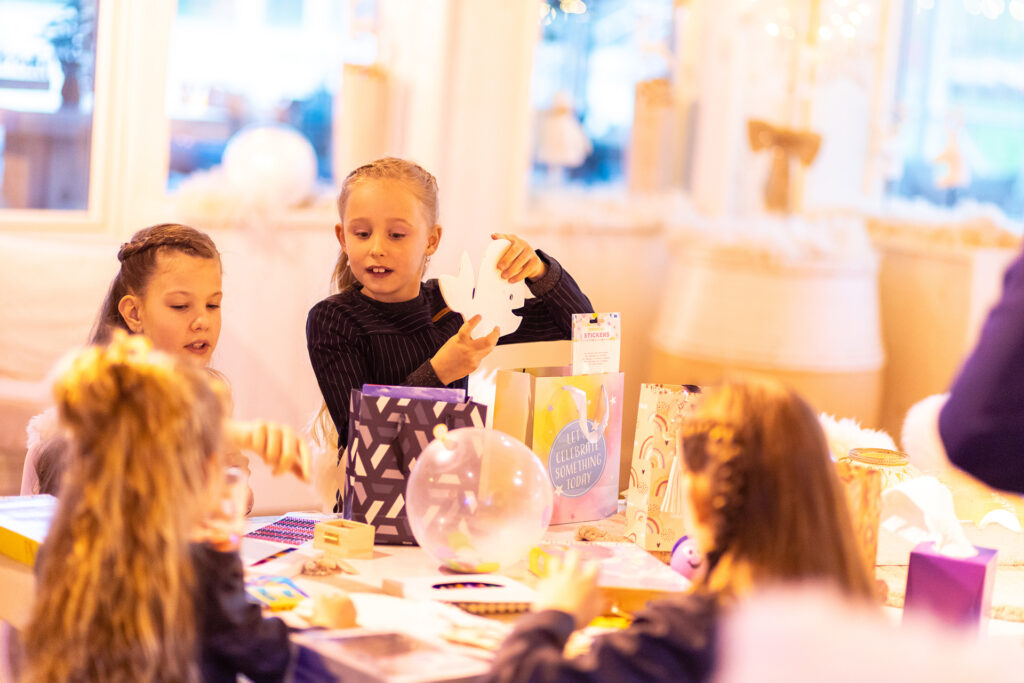 Kinderen die spelen op een communiefeest bij Beachclub Degreez.