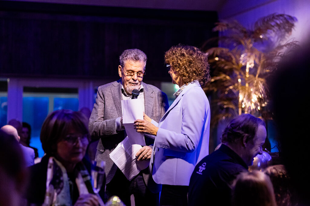 Man en vrouw spreken tijdens hun winters jubileum bij Beachclub Degreez in Limburg.