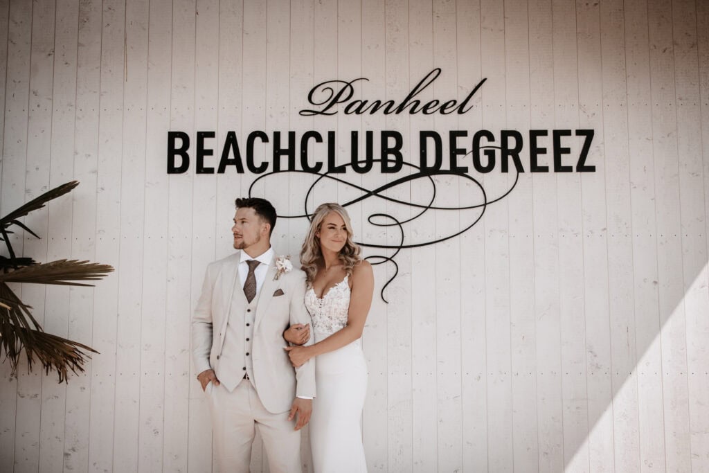 Bruidspaar viert hun trouwdag bij beachclub Degreez in Limburg.