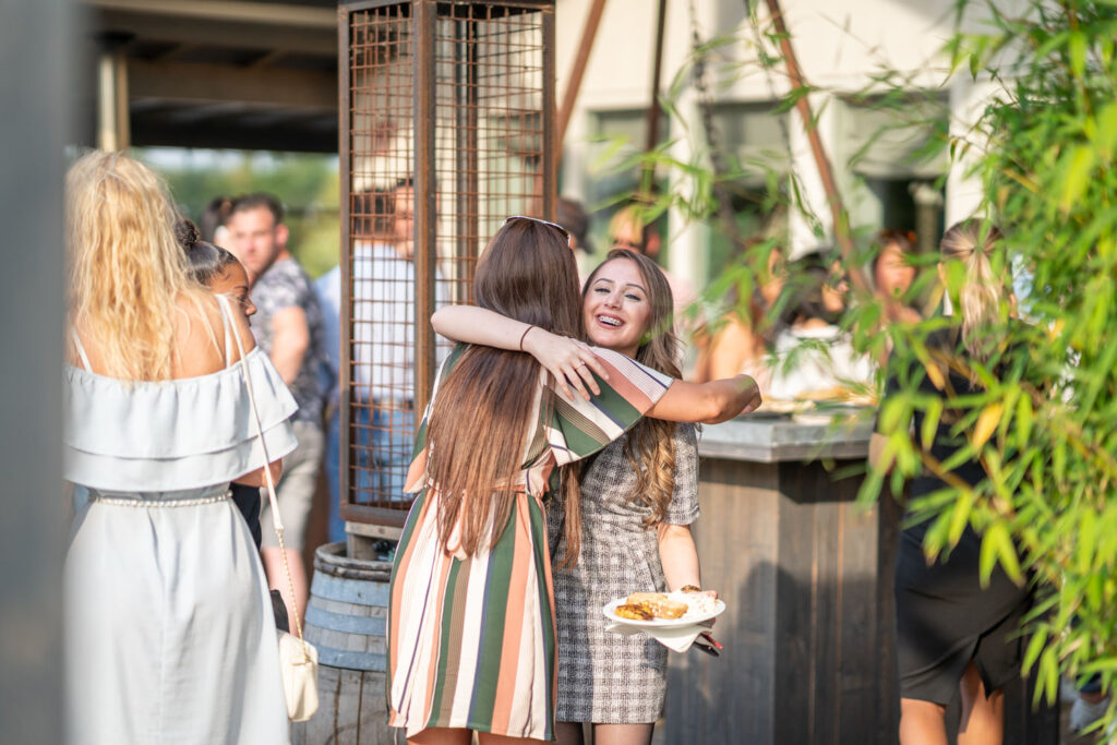 Vriendinnen omhelzen elkaar tijdens een verjaardagsfeest bij Beachclub Degreez in Limburg.