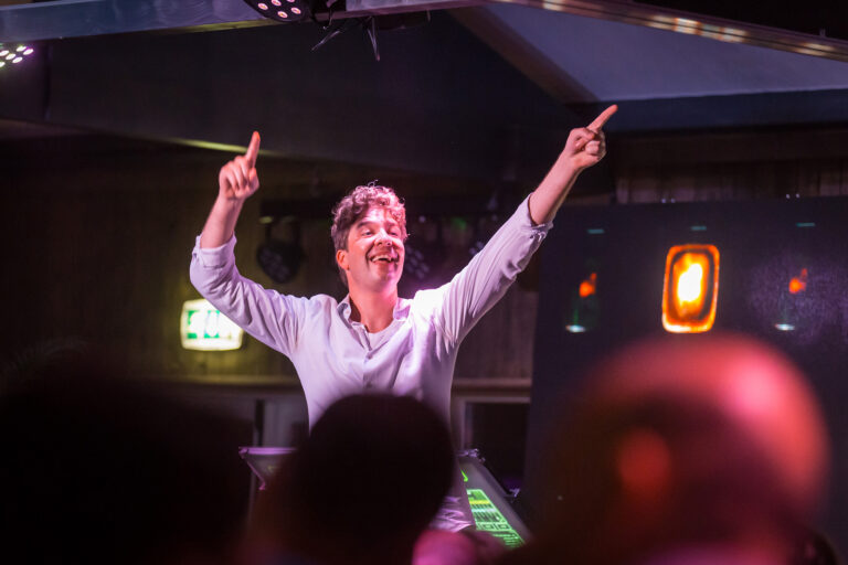 Man danst op een tafel en viert feen winters verjaardagsfeest bij Beachclub Degreez in Limburg.