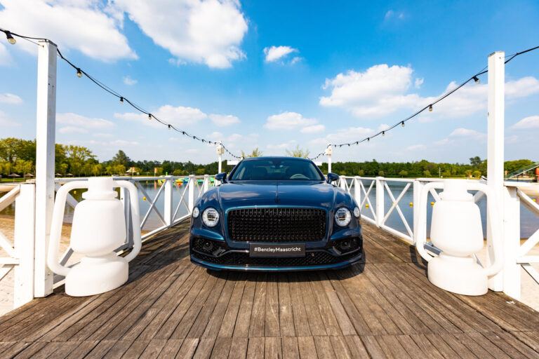 Een Bentley gepresenteerd op de pier van Beachclub Degreez in Limburg tijdens een productpresentatie.
