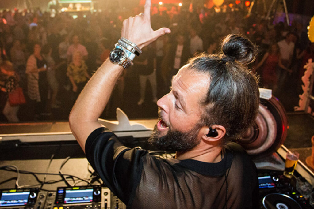DJ La Fuente die draait op een bedrijfsfestival.