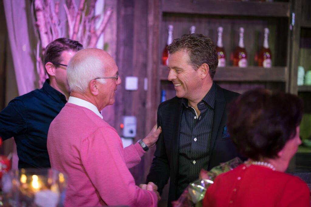 Jarige wordt gefeliciteerd op zijn verjaardagsfeest bij Beachclub Degreez; de unieke eventlocatie van Midden-Limburg.