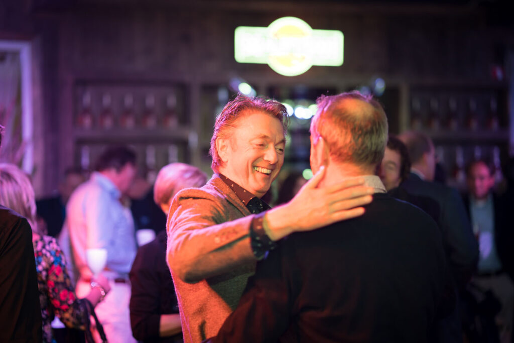 Jarige wordt gefeliciteerd op zijn verjaardagsfeest bij Beachclub Degreez; de unieke eventlocatie van Midden-Limburg.