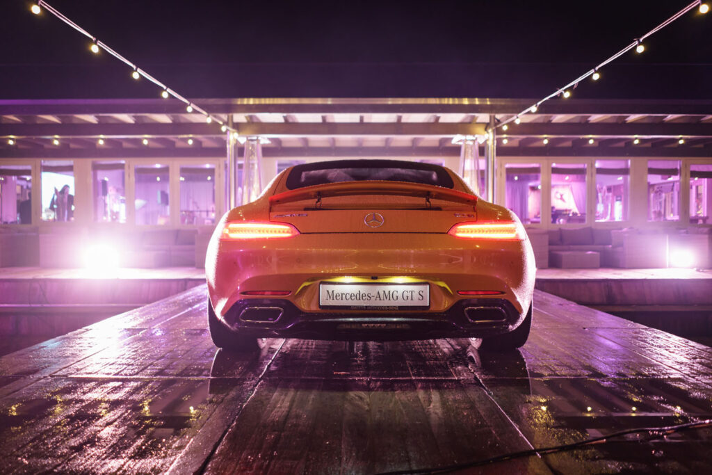 Luxe sportauto Mercedes-AMG GT S gepresenteerd tijdens een winterse productpresentatie bij Beachclub Degreez in Limburg.