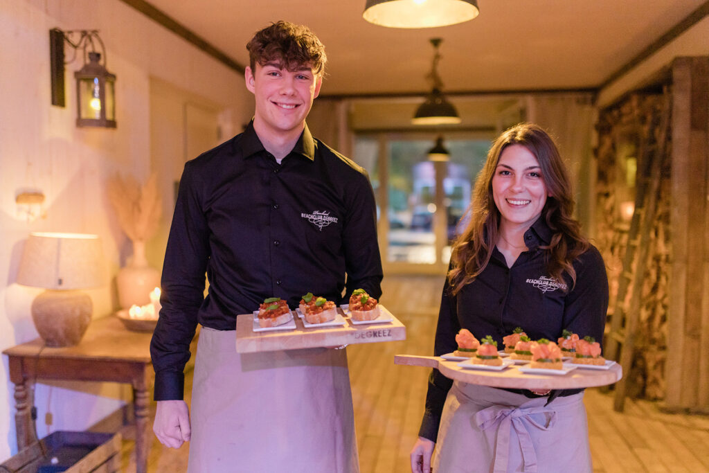 Twee serveersters met walking diner in Beachclub Degreez. De unieke eventlocatie in Midden-Limburg voor een vergadering, seminar, jubileum, personeelsfeest, bruiloft, etc.
