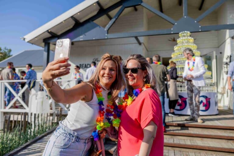 Twee vrouwen maken een selfie tijdens een verjaardagsfeest bij Beachclub Degreez in Limburg.