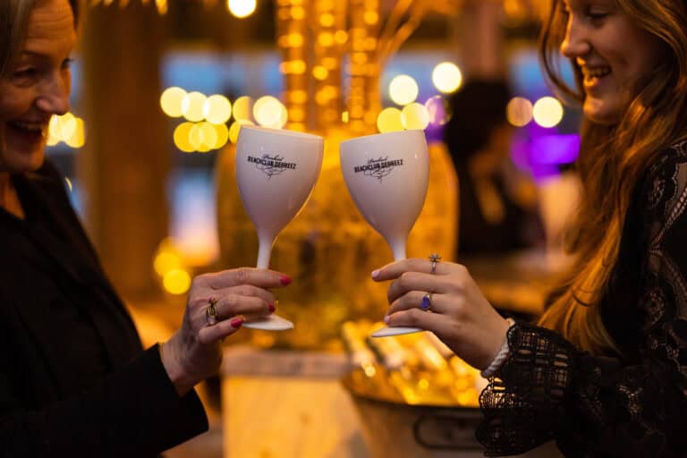 Twee gasten poosten tijdens een nieuwjaarsborrel bij Beachclub Degreez in Limburg.