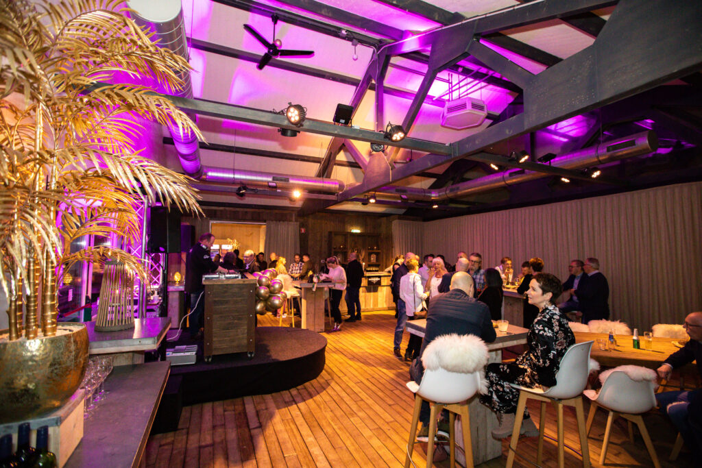 Ruimte Right bij Beachclub Degreez in Limburg, sfeervolle eventruimte met warme verlichting en gezellige setting.