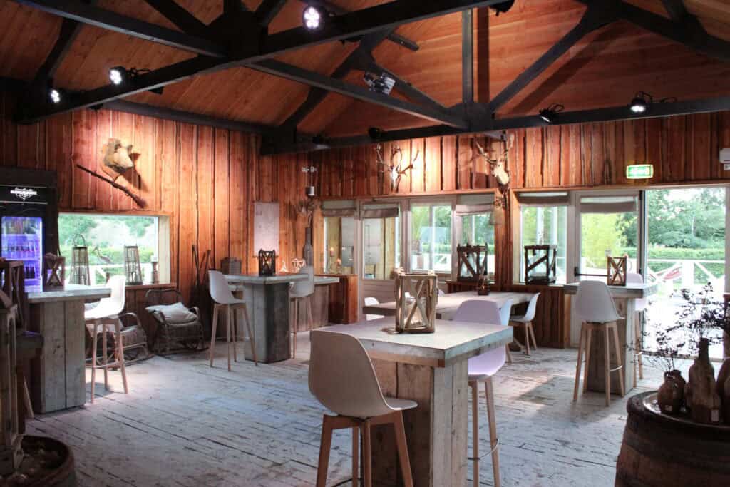 Lodge van Beachlub Degrez met sfeervolle houten inrichting en natuurlijke lichtinval.