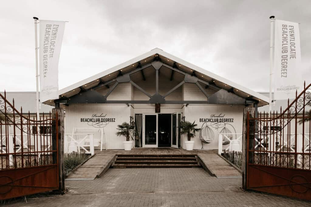 Entree van Beachclub Degreez in Limburg, stijlvolle eventlocatie met rustige sfeer voor condoleance en herdenkingen.