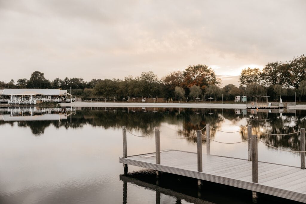 Rustig water met steiger bij Beachclub Degreez in Limburg, een serene locatie voor condoleance en herdenkingen.