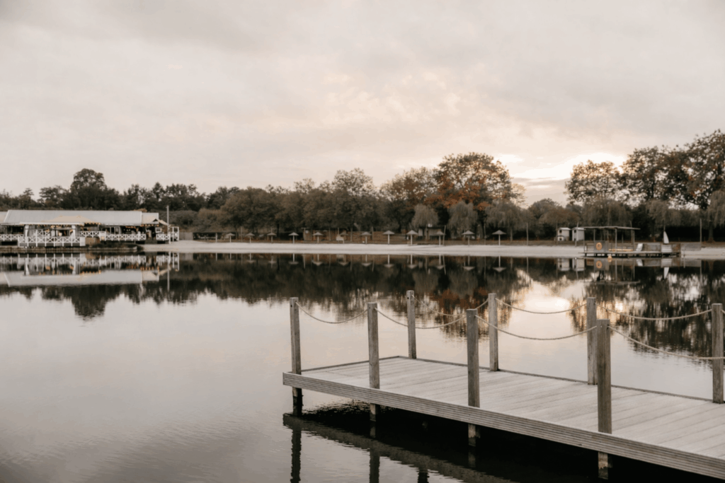 Rustig water met steiger bij uitvaartlocatie Beachclub Degreez in Limburg, een serene locatie voor condoleance en herdenkingen.