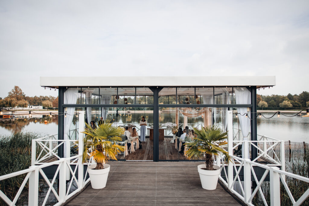 Trouwceremonie in het Waterpaviljoen van Beachclub Degreez, direct aan het water.