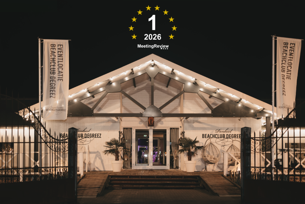 Voorzijde van Eventlocatie Beachclub Degreez in de avond, bekroond tot Beste Eventlocatie van Nederland 2026 door MeetingReview