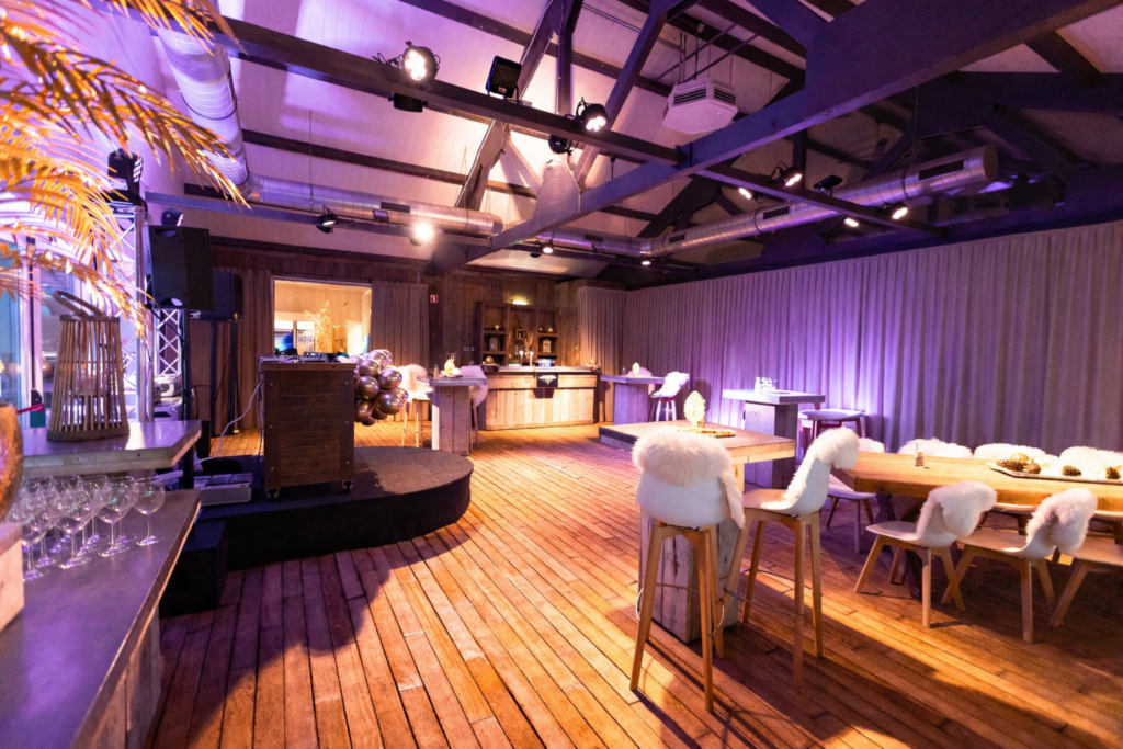 Indoor eventruimte Right bij Beachclub Degreez met sfeervolle verlichting, houten vloer en flexibele opstelling voor events.