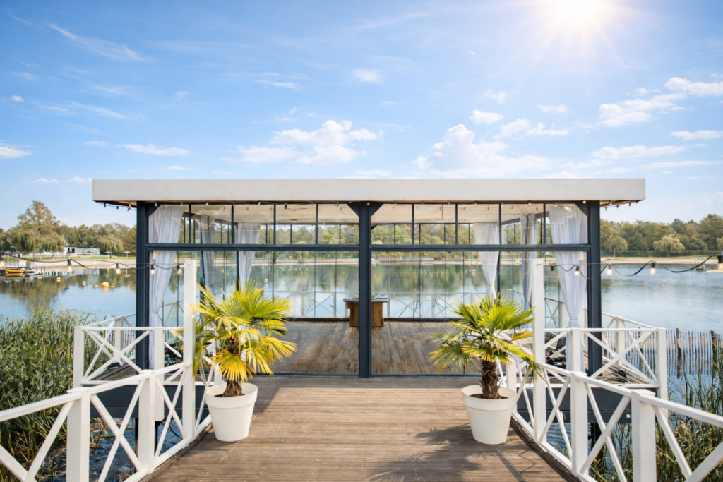 Het waterpaviljoen van Beachclub Degreez, gelegen aan het water met een houten vlonder en uitzicht over het meer.