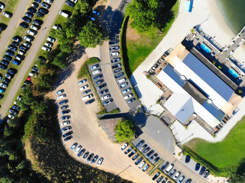 Grote gratis parkeerkplaats bij Beachclub Degreez. De unieke eventlocatie in Midden-Limburg voor een vergadering, seminar, jubileum, personeelsfeest, bruiloft, etc.
